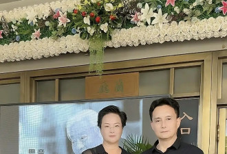 演员朱龙广遗体追悼现场，六小龄童被争抢合影...