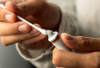 酸痛药膏每天涂2次 她6周后竟“擦到洗肾”