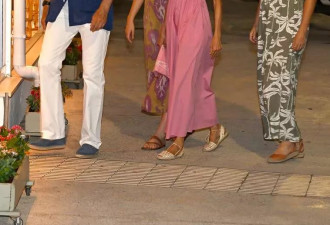 西班牙国王带妻女吃晚餐，19岁神颜公主珠圆玉润