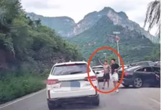 奥迪车强行加塞未果超速拦车，3男子下车辱骂
