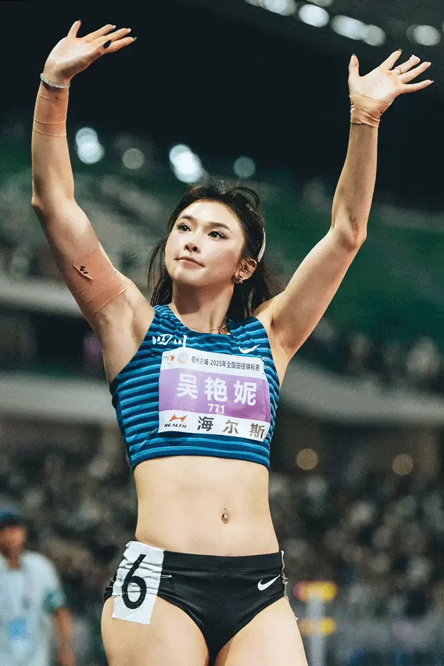 她们的手臂线条，让力量感具象化了！