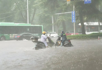 暴雨淹城：郑州部分地铁站停运、隧道封闭
