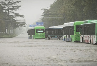 暴雨淹城：郑州部分地铁站停运、隧道封闭