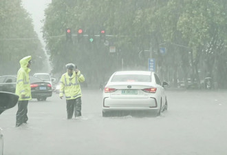 暴雨淹城：郑州部分地铁站停运、隧道封闭