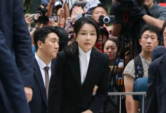 前总统为她“躺地撒泼”，干政夫人：我无足轻重