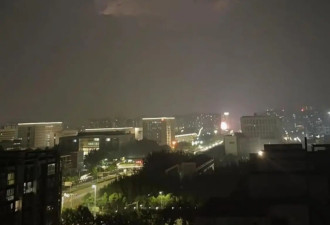 北京夜空突现"静音闪电",乘客飞机上拍下奇特景象