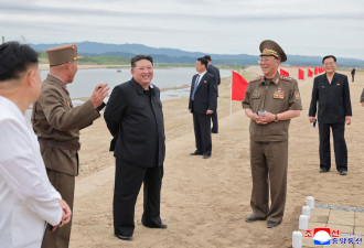 金正恩灿笑照片 意外曝“堤防漏洞百出”