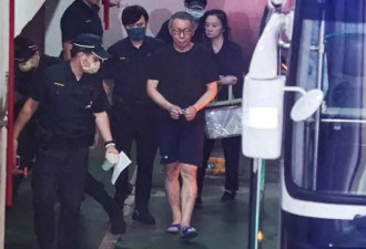 柯文哲戴手铐出庭情绪失控，用法律文书砸检察官