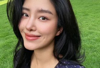 33岁杨采钰被曝产子后晒美照！露小蛮腰身材丰腴性感