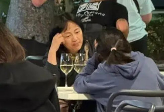 51岁罗海琼和华谊总裁老公澳洲度假 俩女儿罕见出镜