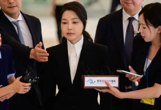 韩国“娃娃脸夫人”久违现身，恐入狱十年...