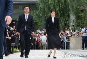 韩国“娃娃脸夫人”久违现身，恐入狱十年...