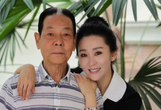 苗圃四口度假，富商丈夫亮相，风度翩翩不显老