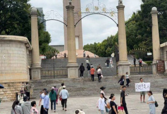 中国男子不怕被抓 当众要求“习近平走人”