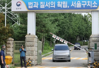 10个年轻人抓不住尹锡悦，手臂都快拉断了