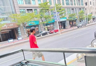 艺人唐治平精神病复发，街上疯狂甩头无人管