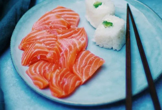 吃了吐、吐了吃！她狂吞200份自助餐