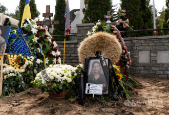 乌克兰战地记者遭俄羁押身亡 基辅告别式百人送行