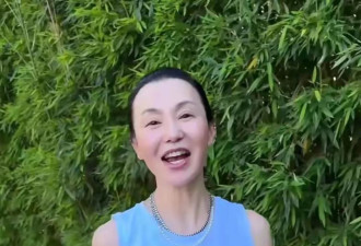 60岁张曼玉晒近照，穿小背心很清爽、素颜像30岁