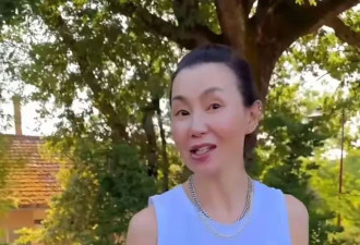 60岁张曼玉晒近照，穿小背心很清爽、素颜像30岁