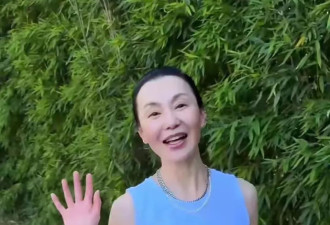 60岁张曼玉晒近照，穿小背心很清爽、素颜像30岁