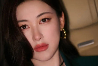 41岁朱珠果然穿啥都美，绿色西装+白色马甲，搭复古卷发妩媚动人