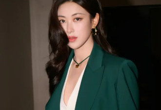 41岁朱珠果然穿啥都美，绿色西装+白色马甲，搭复古卷发妩媚动人