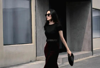 又被173大美女宋佳美到了，黑色T恤搭配酒红色半身裙，美的很轻松