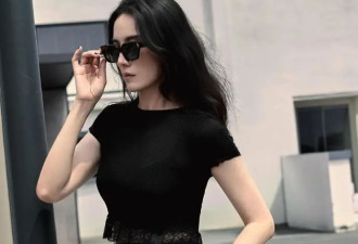 又被173大美女宋佳美到了，黑色T恤搭配酒红色半身裙，美的很轻松