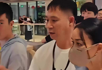 那英被粉丝挤到角落，怒喊：别碰我