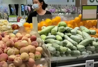 58岁"小倩"温哥华买菜被偶遇：不化妆、不滤镜、抱狗逛街