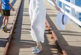 这才是40岁女人该有的打扮：裤要宽、裙要长