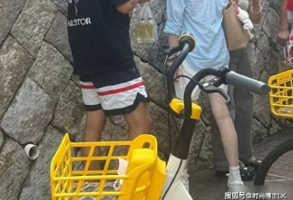 42岁蒋欣生活照瘦成“纸片人”，大热天美美出游