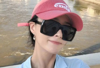 42岁蒋欣生活照瘦成“纸片人”，大热天美美出游