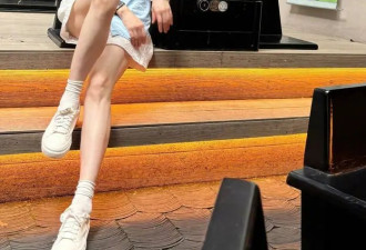 42岁蒋欣生活照瘦成“纸片人”，大热天美美出游