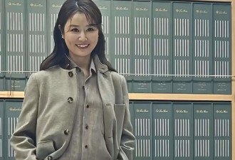 林心如澳门逛街被偶遇，和粉丝合影一直比剪刀手，脸部浮肿变化大