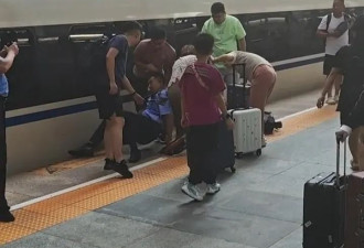 女童掉入站台与列车间缝隙，列车长火速救援