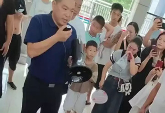 她妈妈是聋哑人,她爸爸是残疾人,他们说不出来,我们来说
