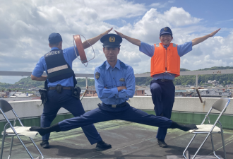 日本警察秀“神劈腿” 引千万人朝圣