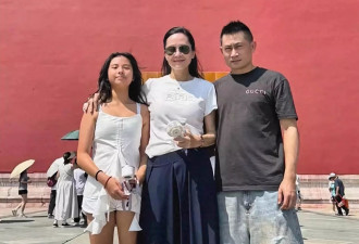 51岁郭羡妮一家北京旅游，老公暖心为其撑伞
