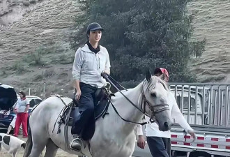 汤唯新疆被拍生图曝光！46岁素颜骑马状态绝了，女儿身高惊人