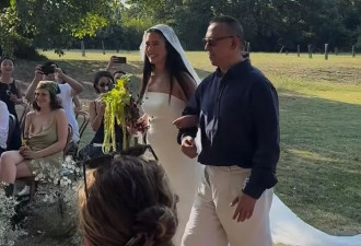 姜文全家出席女儿婚礼,周韵穿长裙笑容灿烂,两儿子高大帅气