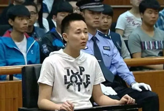 大学生睡觉时遭暴打，反杀两人判15年，问法官怎么才能不违法？