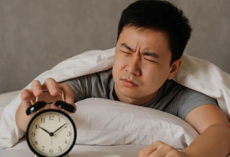 那些经常把闹钟按掉继续睡的人，后来怎么样了？
