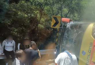 辽宁一旅游大巴在景区翻车,殡仪馆称已接死者遗体