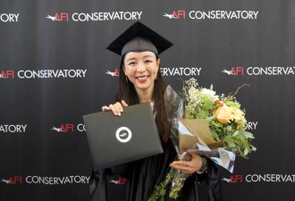 LA遇到张静初：美国电影学院毕业 穿学士服笑容满面