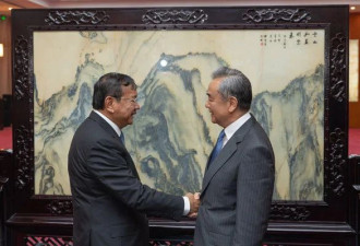 王毅会见柬埔寨副首相兼外交大臣布拉索昆