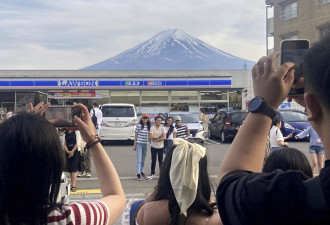 富士山脚下超商“布幕君”又回来了