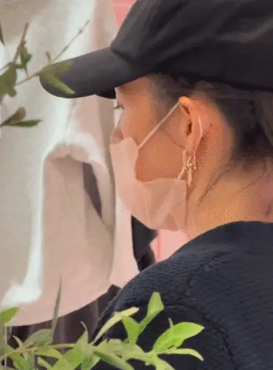 46岁章子怡带女儿醒醒购物被偶遇！眼尖网友发现她有白头发了