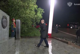 峰会前特朗普与卢卡申科通话 普京向苏美合作纪念碑献花